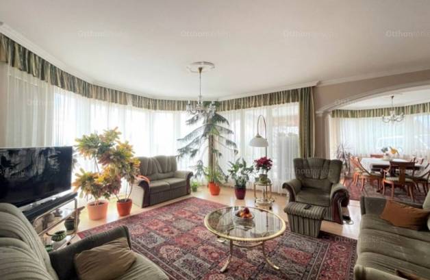 Családi ház eladó Pécs, 340 négyzetméteres