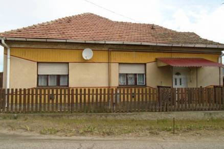 Eladó családi ház Tiszakécske a Kolozsvári utcában, 2 szobás