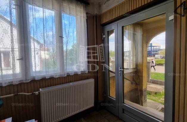 Székesfehérvári családi ház eladó a Balatoni úton, 70 négyzetméteres