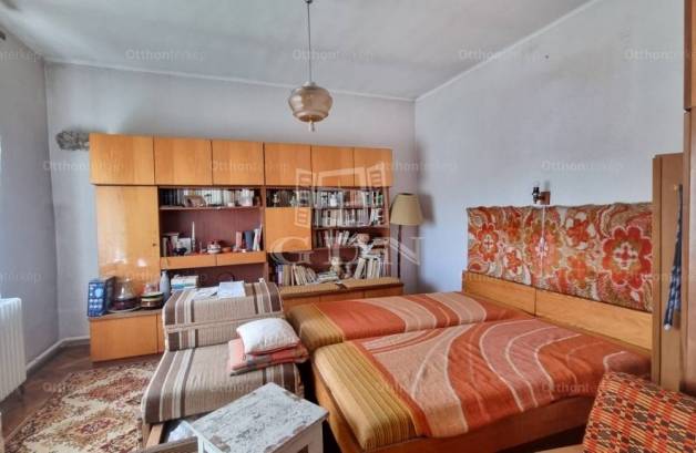 Székesfehérvári családi ház eladó a Balatoni úton, 70 négyzetméteres