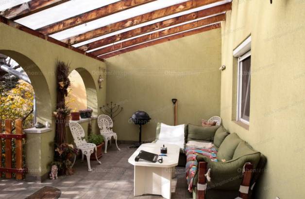 Bajai családi ház eladó, 210 négyzetméteres, 4+1 szobás