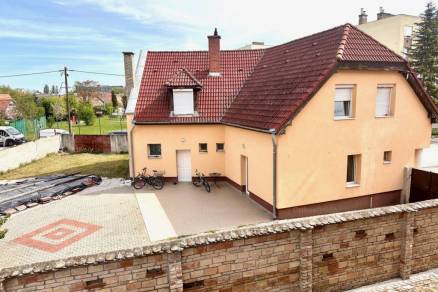 Eladó 7 szobás családi ház Győr