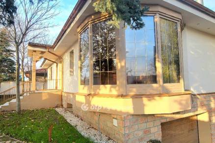 Debreceni családi ház eladó, 300 négyzetméteres