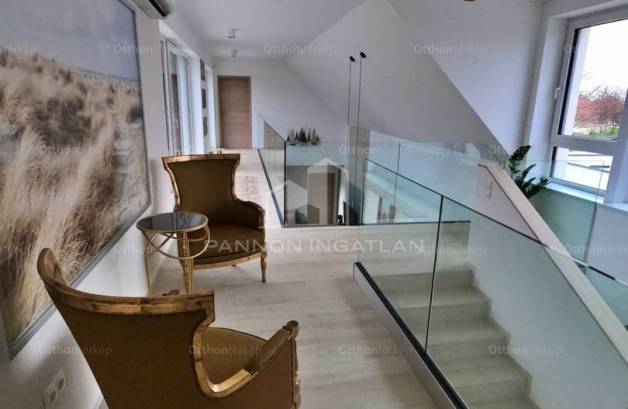 Velencei új építésű családi ház eladó, 300 négyzetméteres, 9 szobás