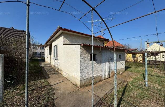 Budapesti eladó családi ház, 1+1 szobás, 52 négyzetméteres