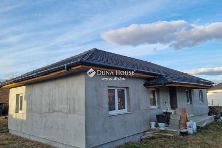 Új Építésű családi ház eladó Tököl, a Diófa soron, 122 négyzetméteres