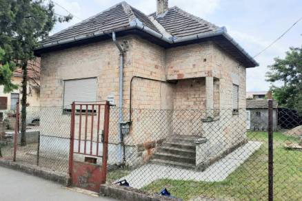 Eladó családi ház Pacsirtatelepen, a Lenke utcában 14-ben, 2 szobás