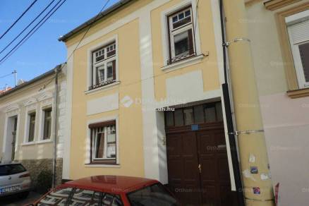Eladó családi ház Pécs, 2+1 szobás